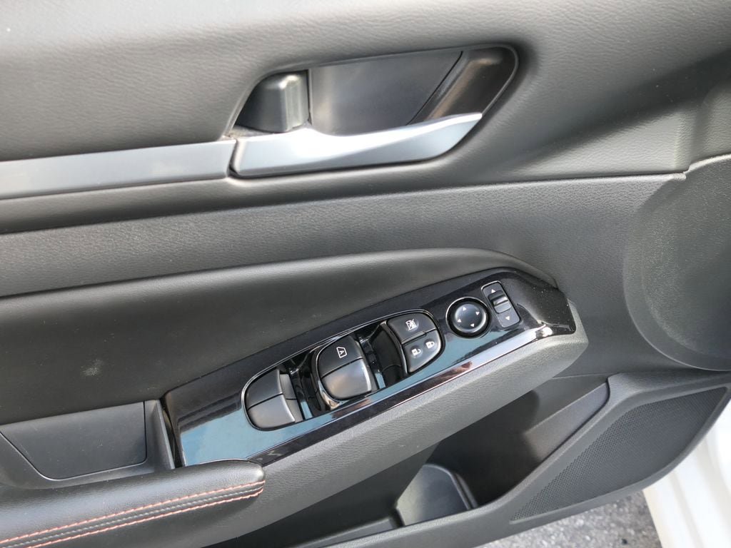 Used 2024 Nissan Altima 2.5 SR FWD image 14