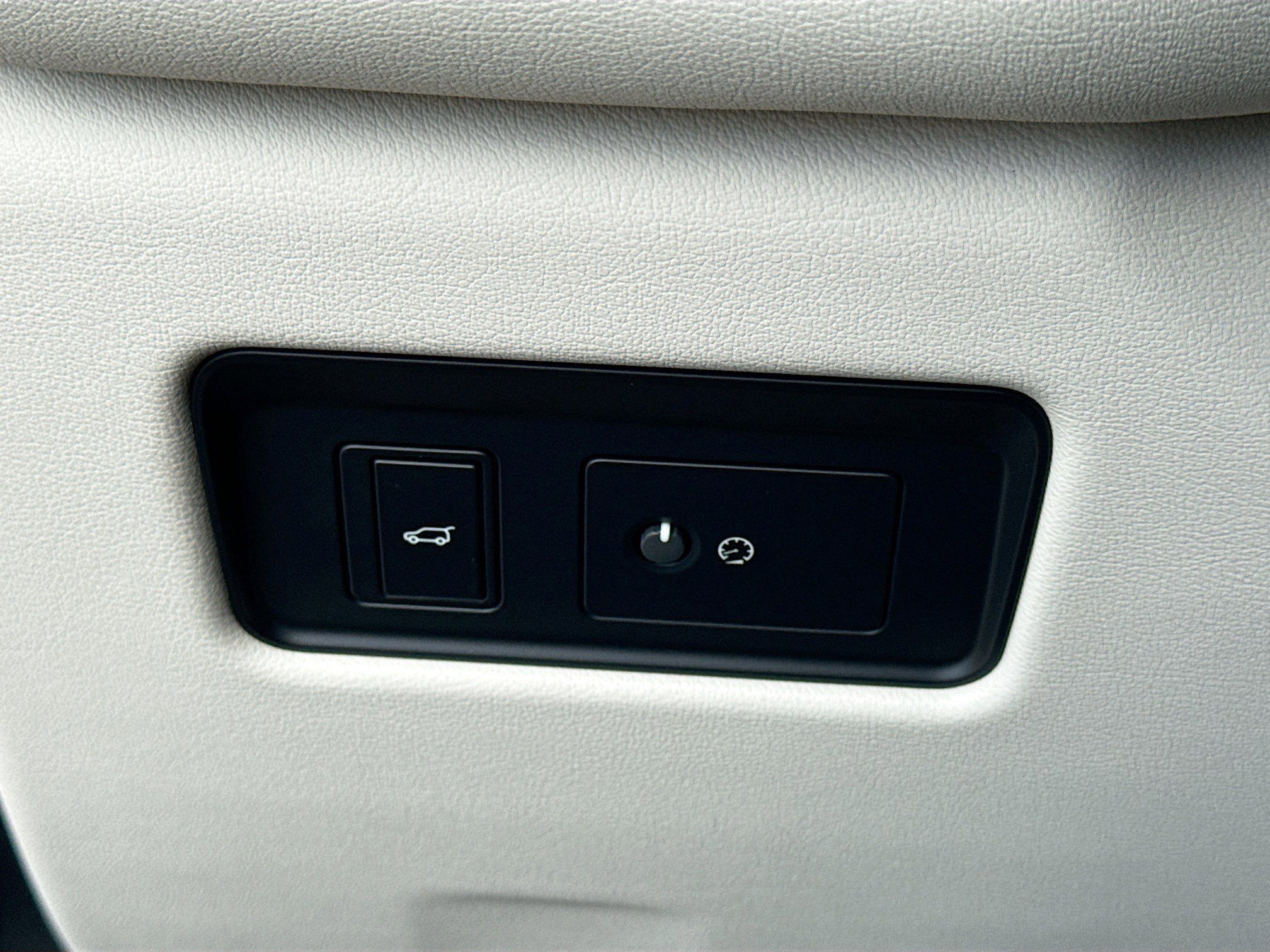 Used 2026 Jaguar F-PACE R-Dynamic S image 34