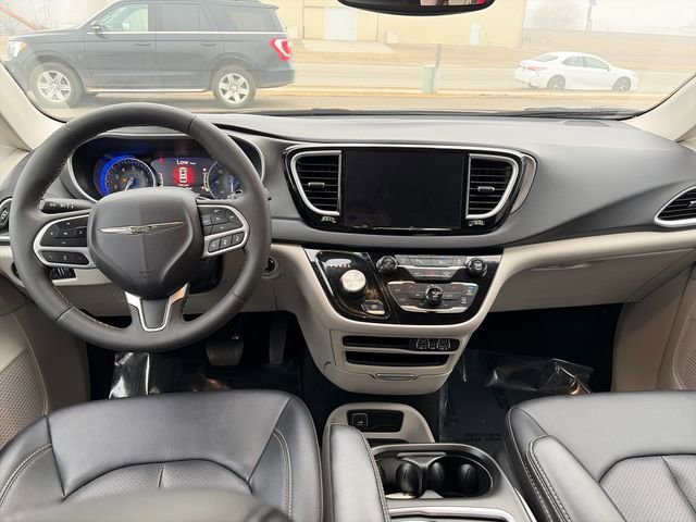 Used 2024 Chrysler Pacifica Touring-L FWD image 30