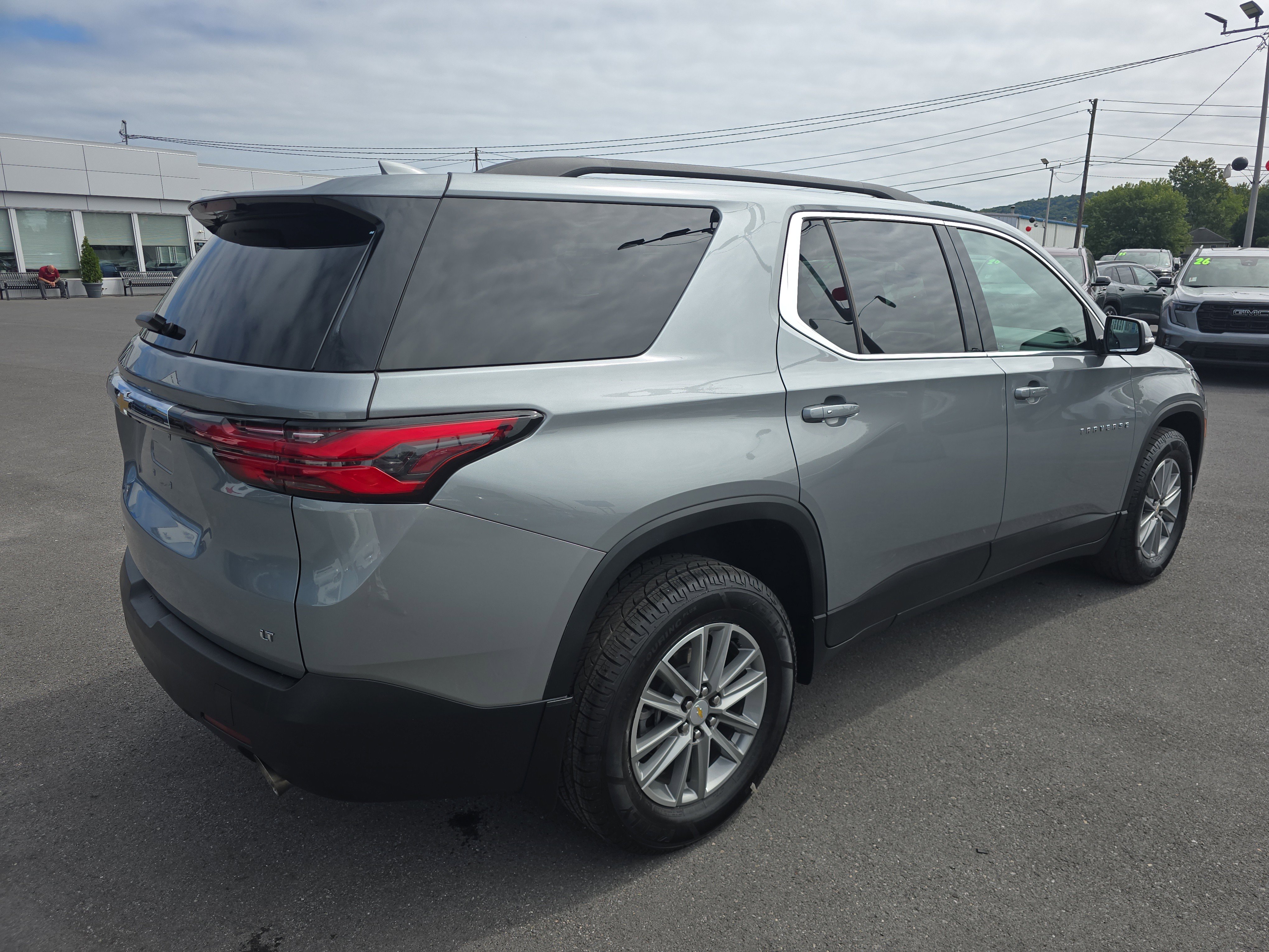 Used 2023 Chevrolet Traverse LT image 3