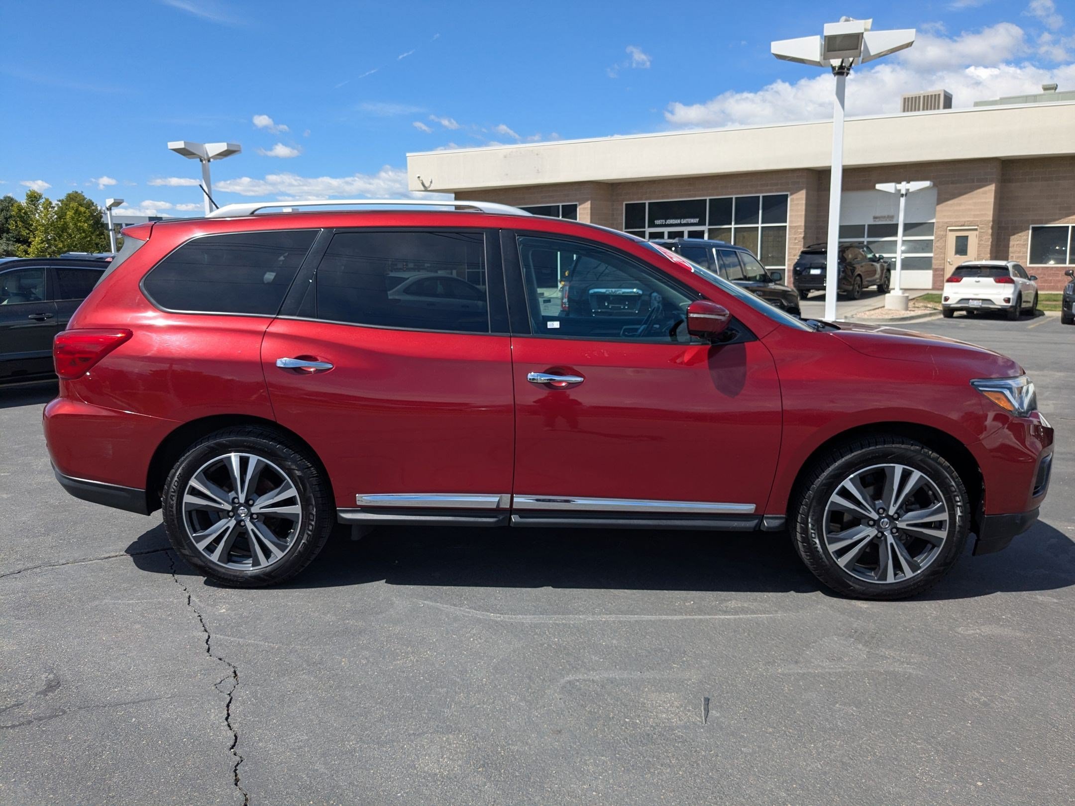 Used 2017 Nissan Pathfinder Platinum w/ Family Entertainment Package AWD/4WD image 6