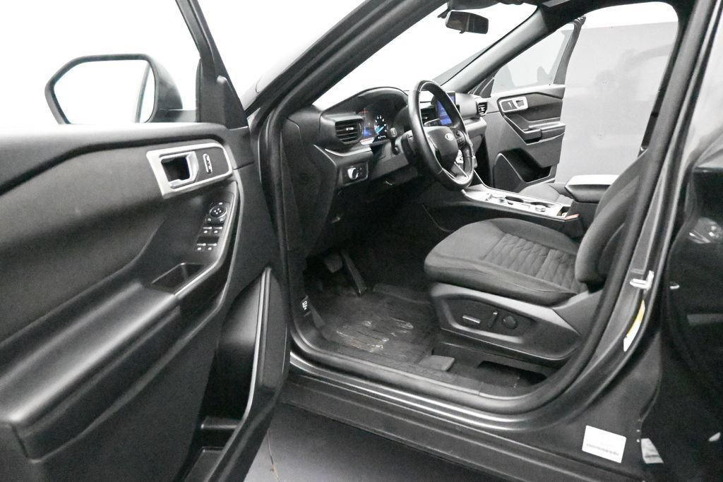 Used 2020 Ford Explorer XLT w/ Comfort Package AWD/4WD image 11