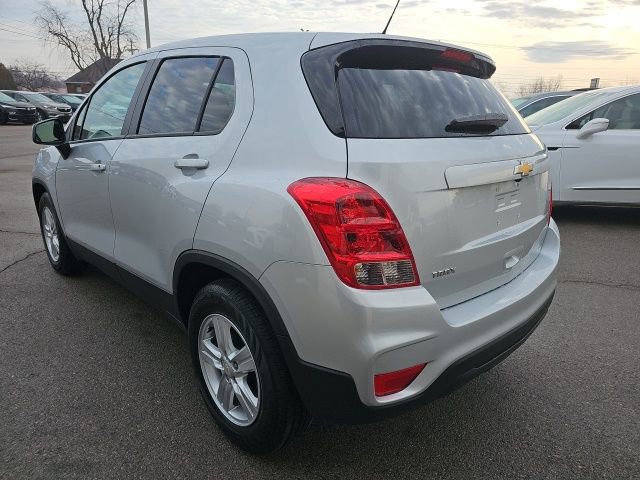 Used 2022 Chevrolet Trax LS w/ Tint and Cruise Package FWD image 5