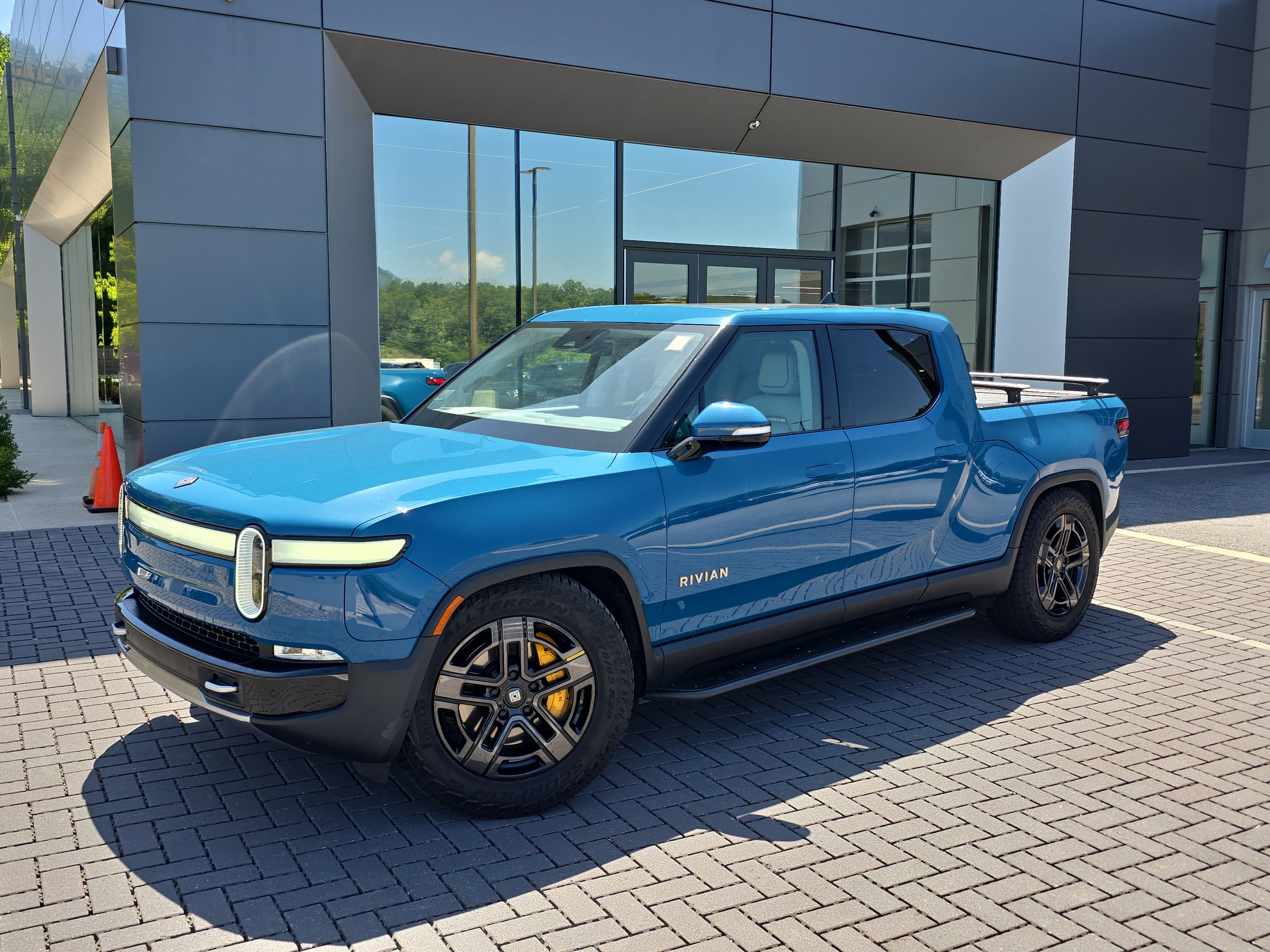 Used 2023 Rivian R1T Adventure AWD/4WD video 1