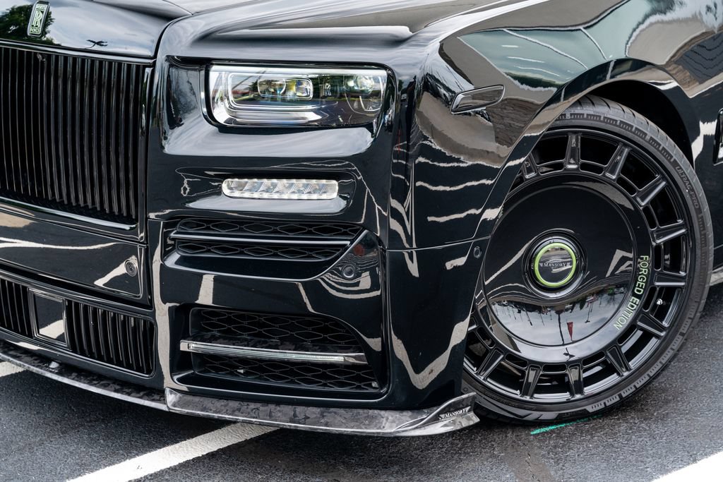 Used 2023 Rolls-Royce Phantom Sedan w/ The Phantom Package RWD image 3