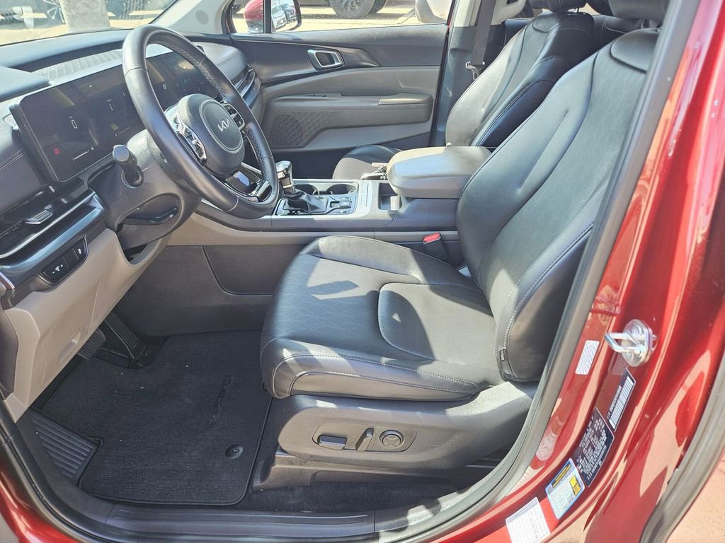 Used 2025 Kia Carnival image 11