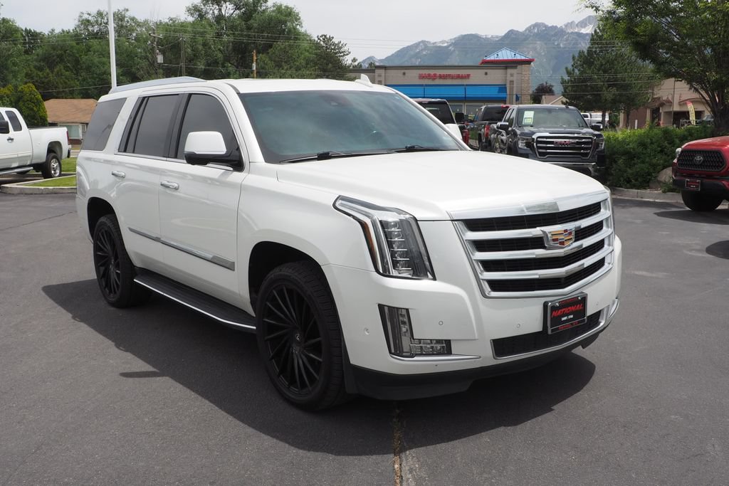 Used 2020 Cadillac Escalade Premium Luxury AWD/4WD image 3