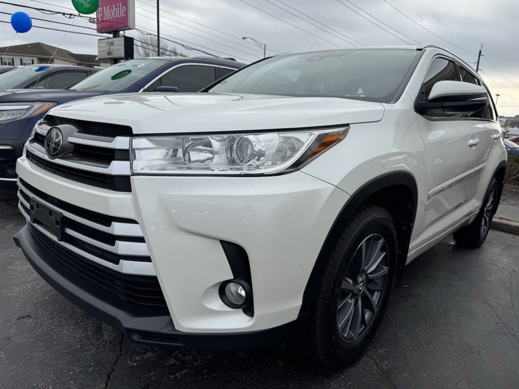 Used 2017 Toyota Highlander XLE image 2