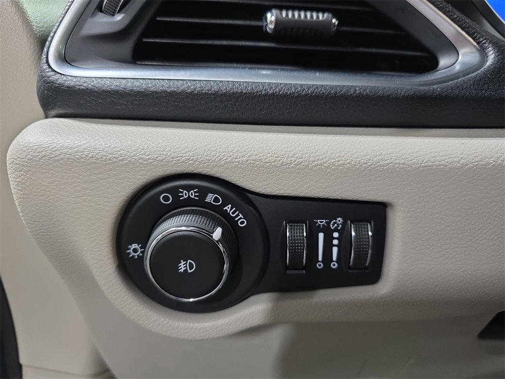 Used 2020 Chrysler Pacifica Limited image 25