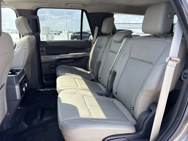 Used 2018 Ford Expedition XLT w/ Equipment Group 202A AWD/4WD image 23