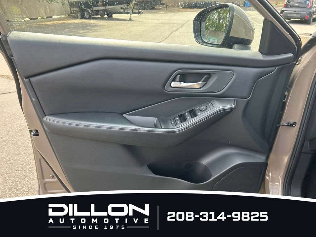 Used 2025 Nissan Rogue SV AWD/4WD image 6