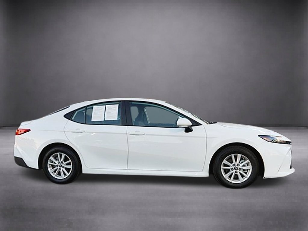 Used 2026 Toyota Camry Hybrid FWD image 3