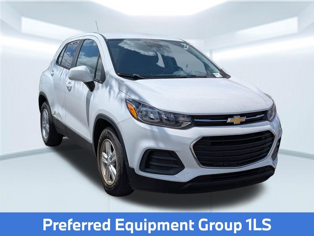 Used 2022 Chevrolet Trax LS w/ Tint and Cruise Package FWD image 5