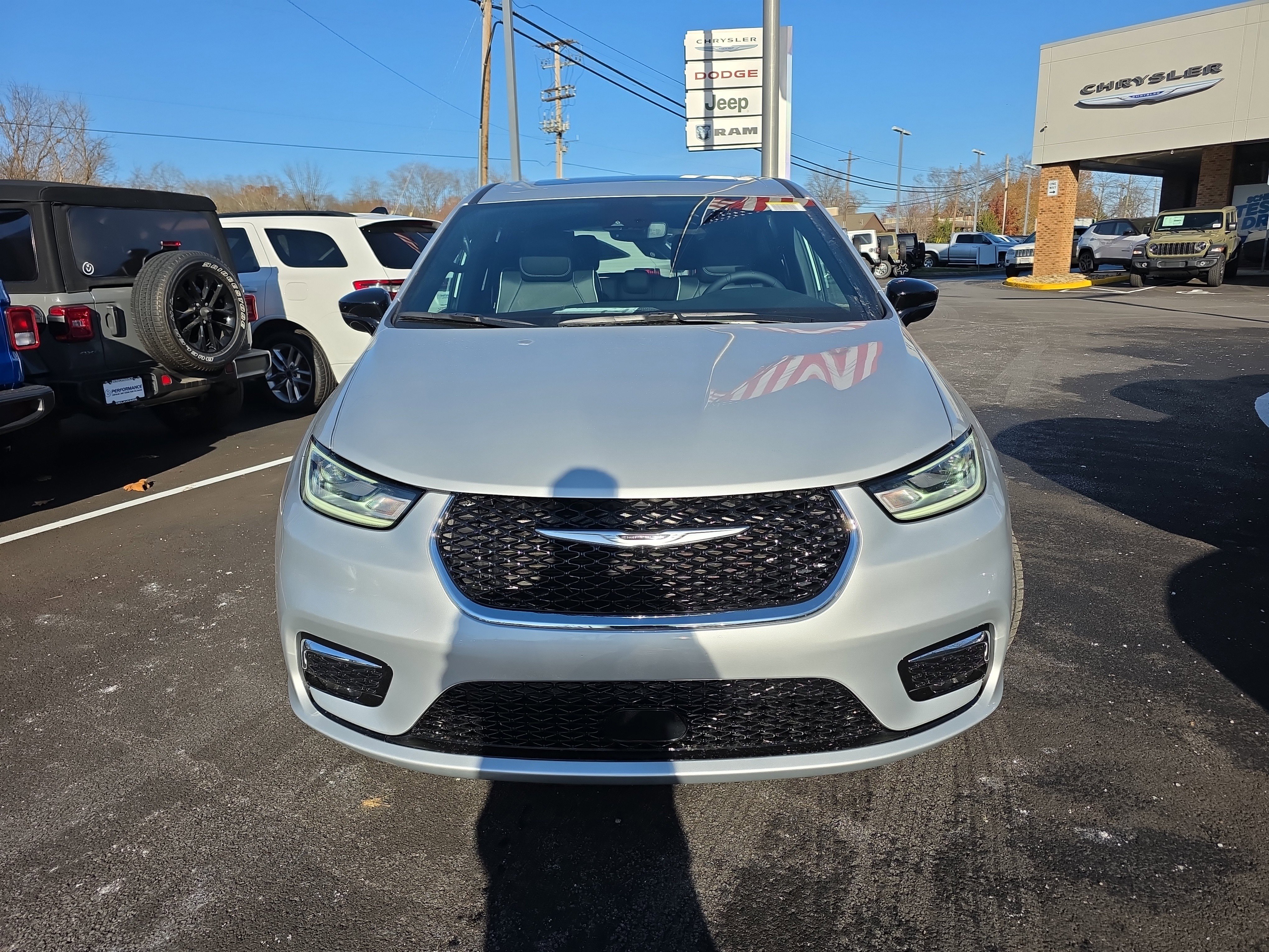 New 2026 Chrysler Pacifica Limited w/ Uconnect Theater Family Group image 18