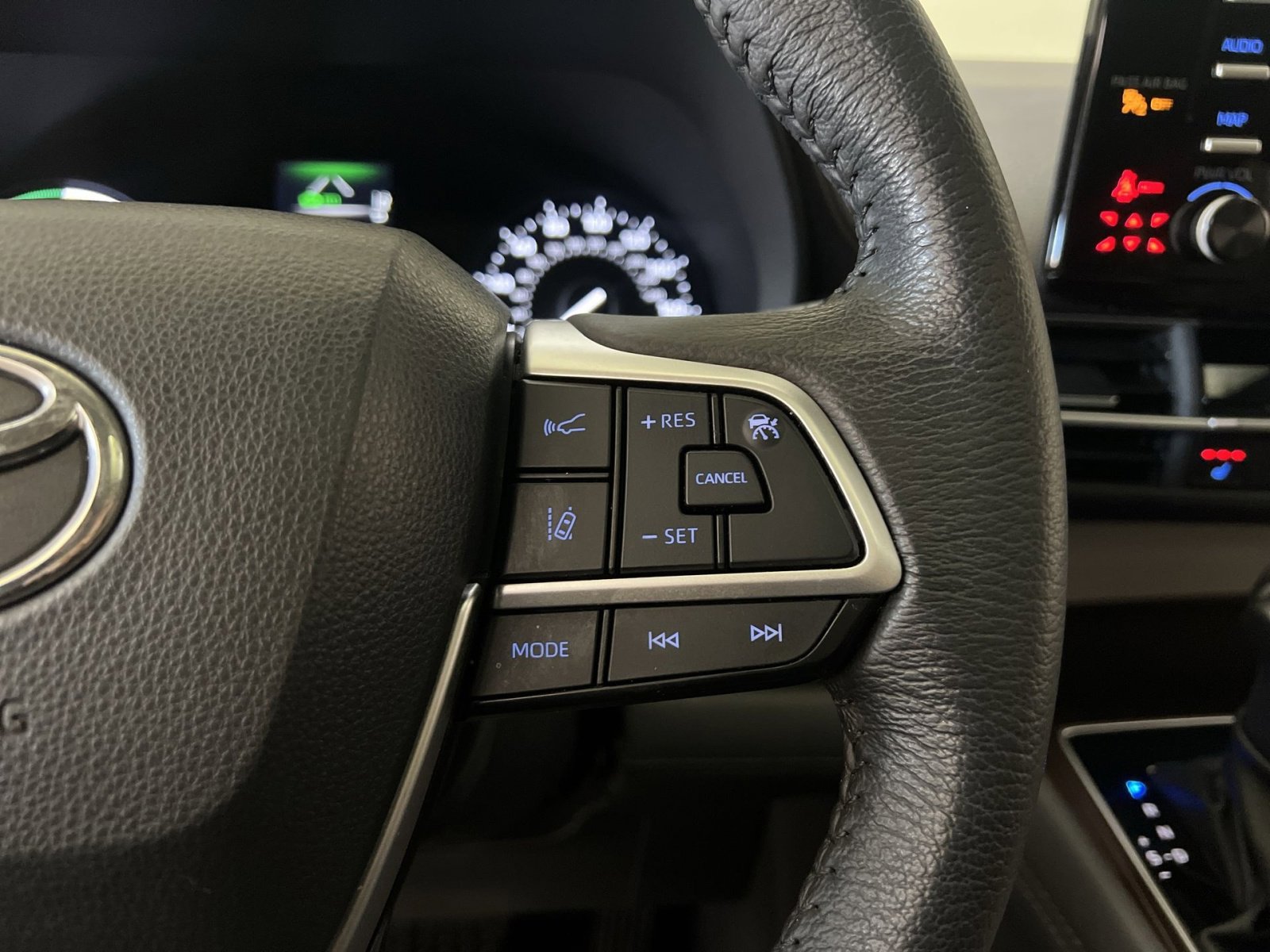 Used 2024 Toyota Sienna XLE image 31