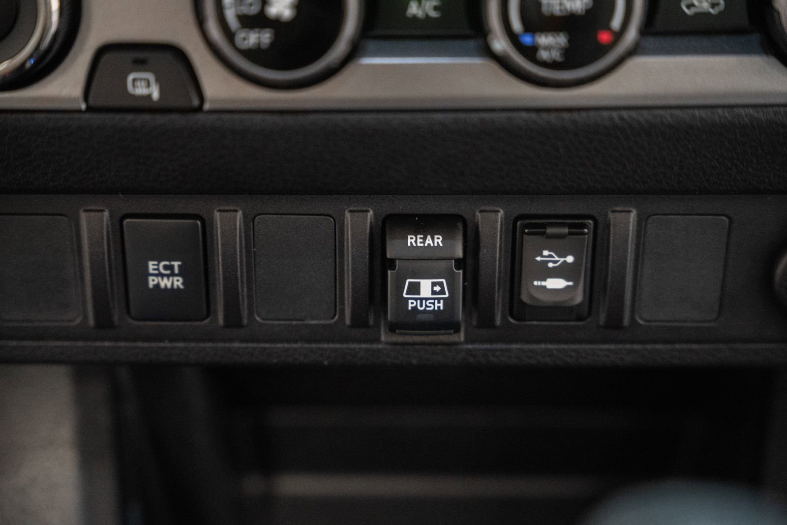 Used 2018 Toyota Tacoma SR5 AWD/4WD image 26