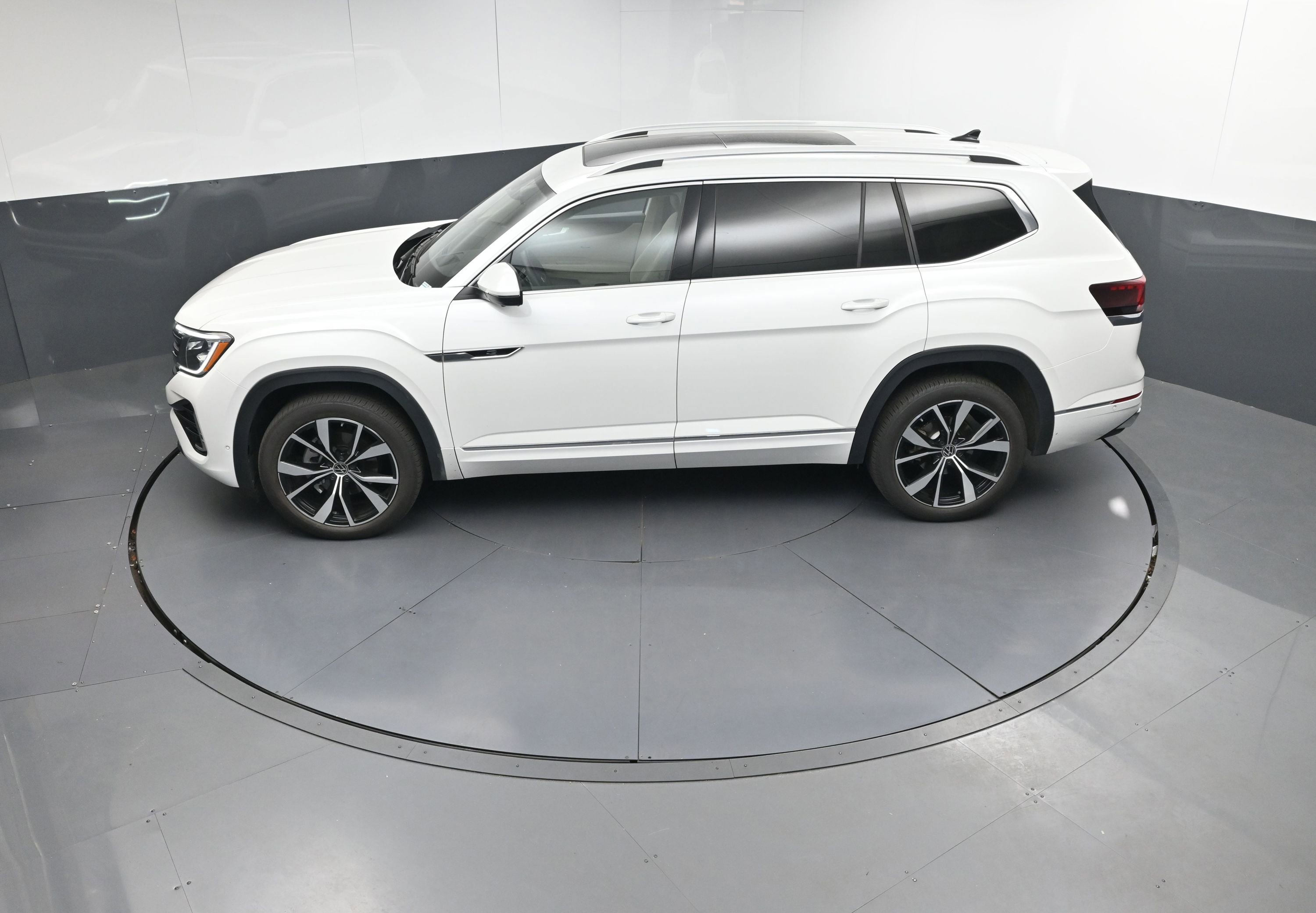 Used 2025 Volkswagen Atlas SEL Premium R-Line image 33