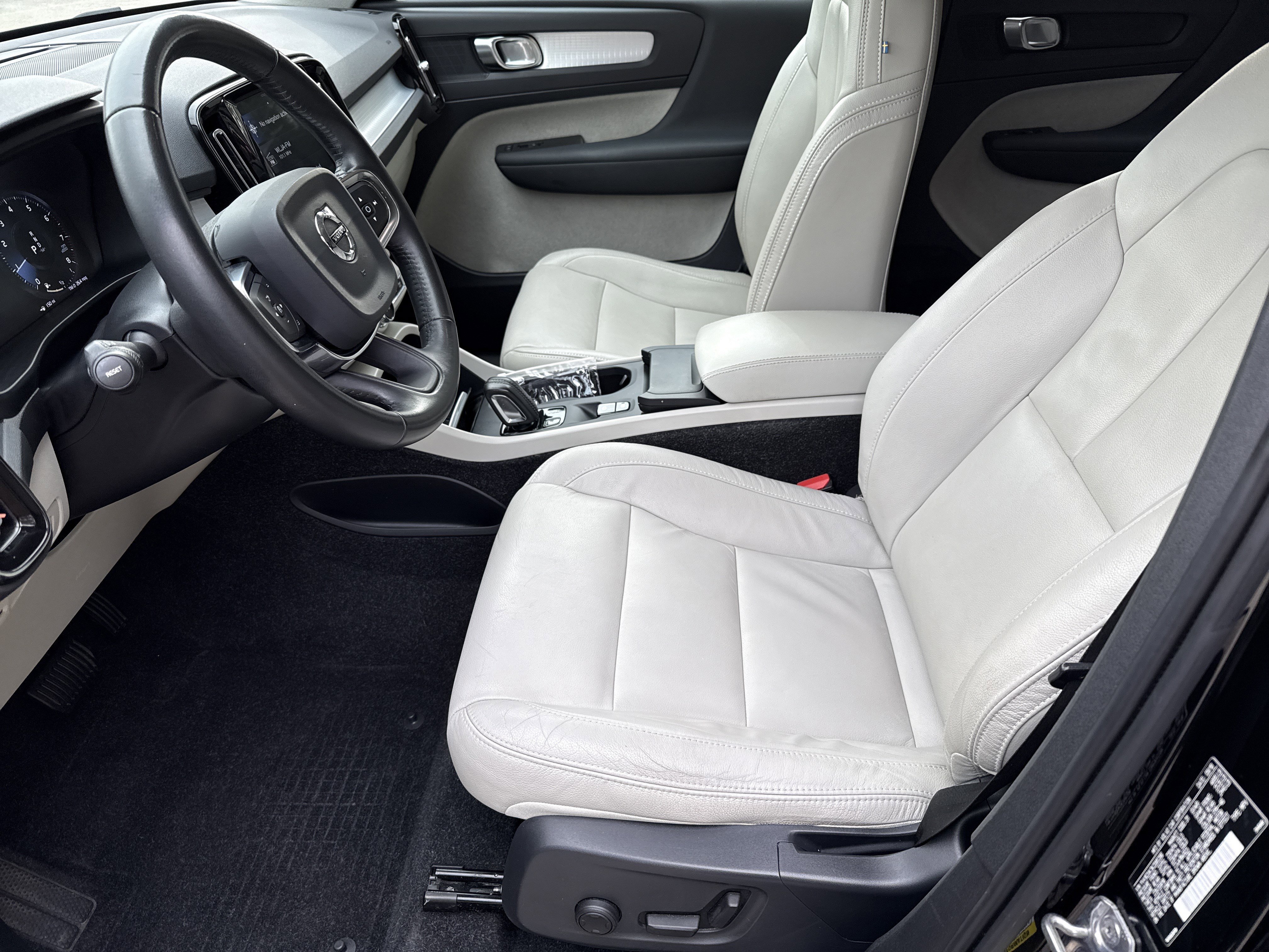 Used 2019 Volvo XC40 T5 Momentum image 9