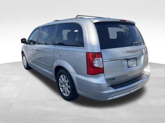 Used 2012 Chrysler Town & Country Touring-L w/ Entertainment Group #2 FWD image 12