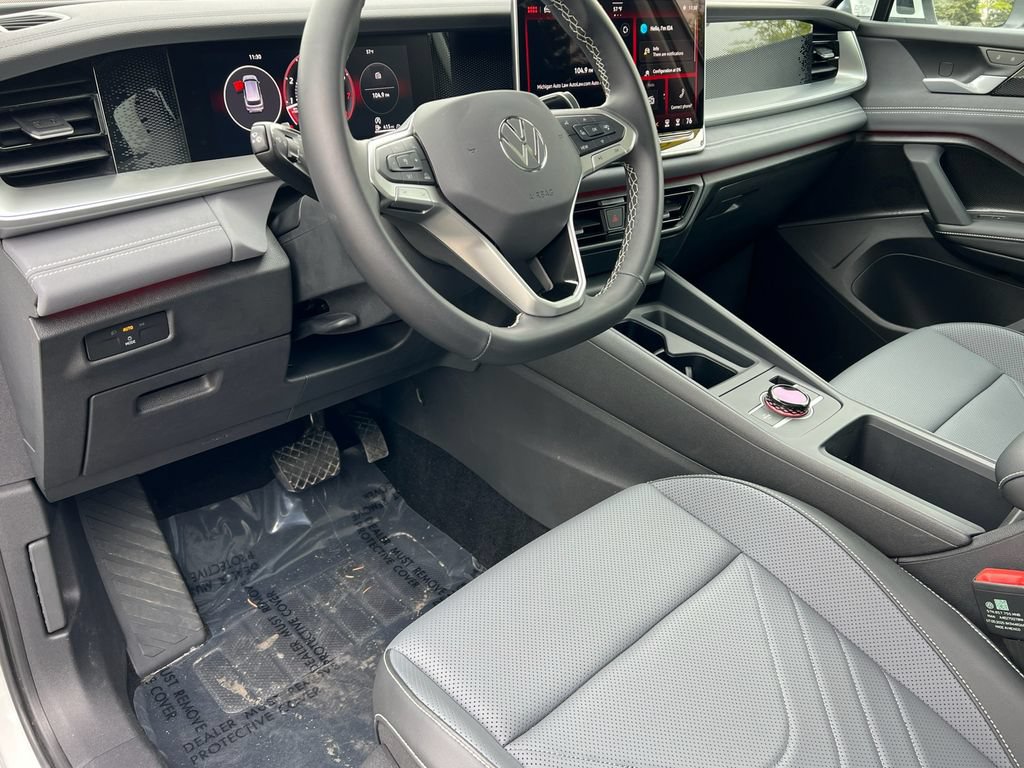 Used 2025 Volkswagen Tiguan SE w/ Panoramic Sunroof Package AWD/4WD image 19