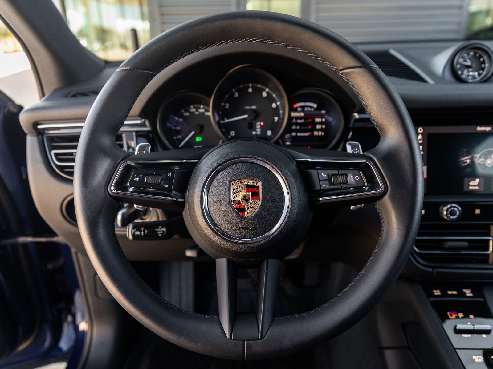 Certified 2025 Porsche Macan image 28