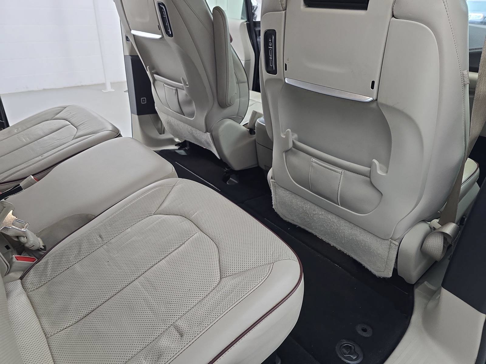 Used 2017 Chrysler Pacifica Limited w/ UConnect Theater Package FWD image 11