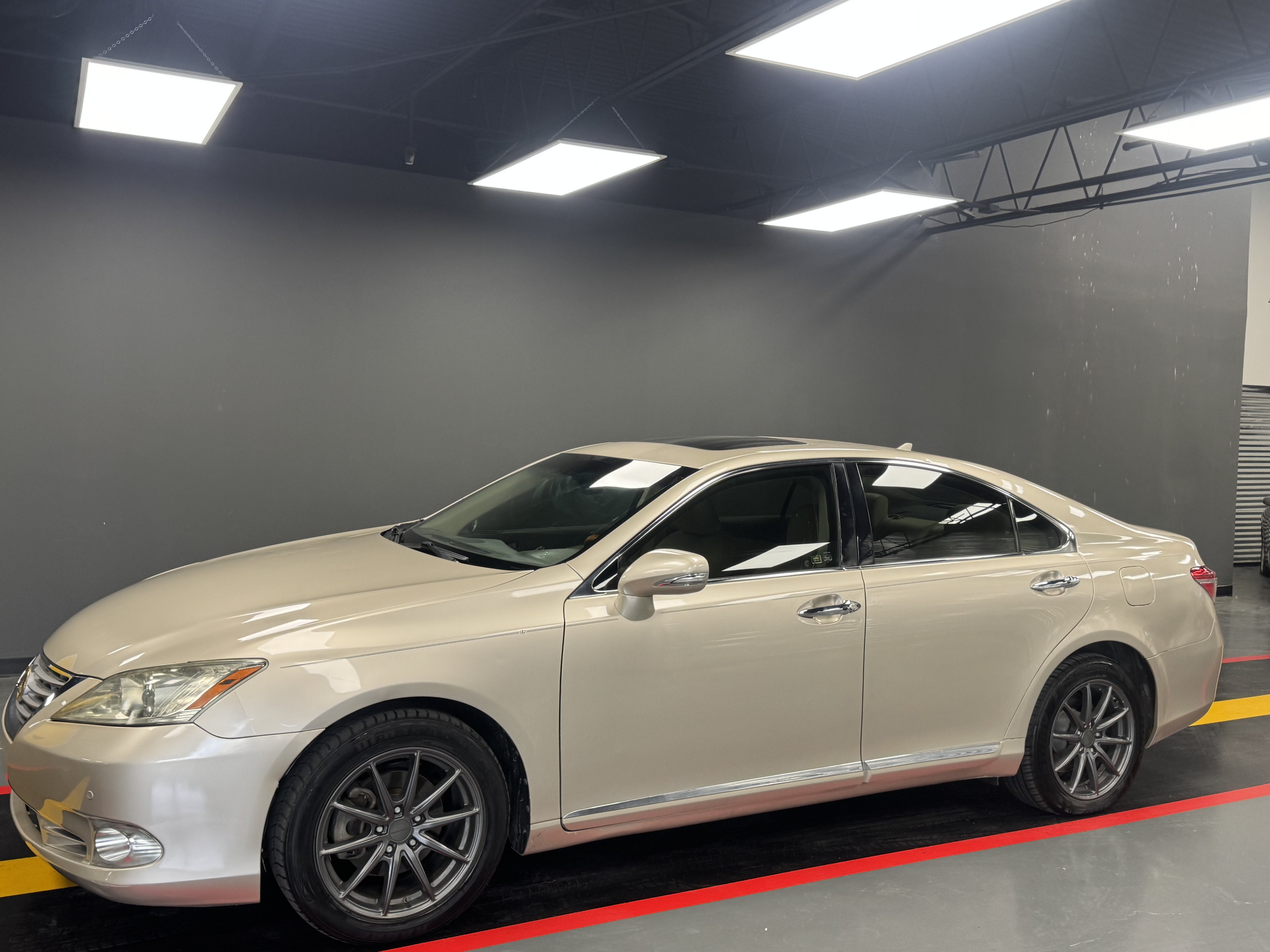 Used 2011 Lexus ES 350 FWD image 2