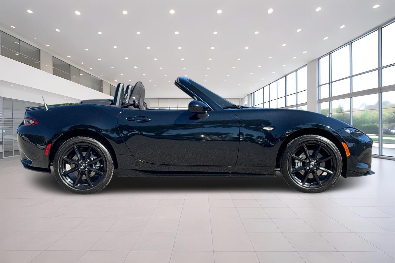 Used 2021 MAZDA MX-5 Miata Club w/ Appearance Package RWD image 3