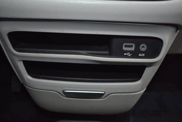 Used 2017 Chrysler Pacifica Touring-L w/ Tire & Wheel Group FWD image 30