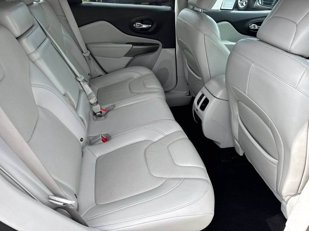 Used 2019 Jeep Cherokee Limited FWD image 17