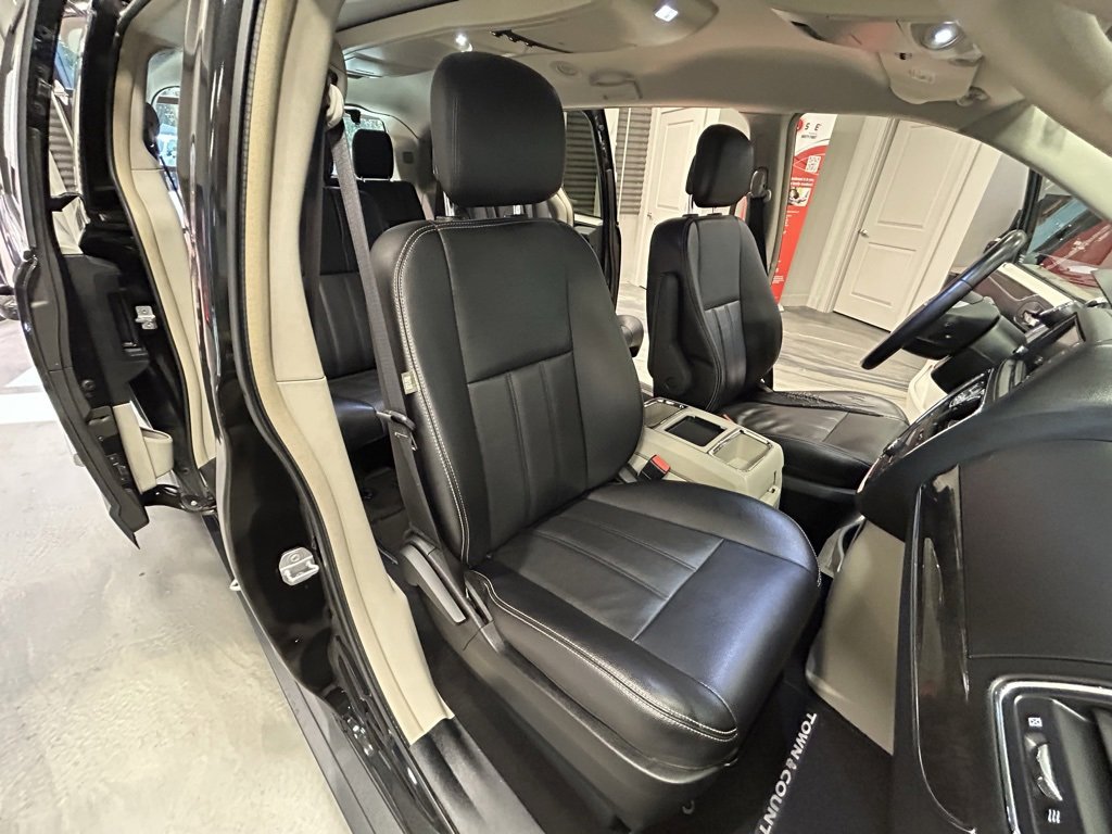 Used 2015 Chrysler Town & Country Touring image 5