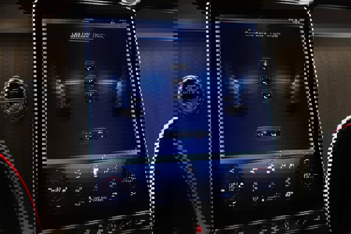 Used 2025 Mercedes-Benz GLC 300 4MATIC SUV image 34