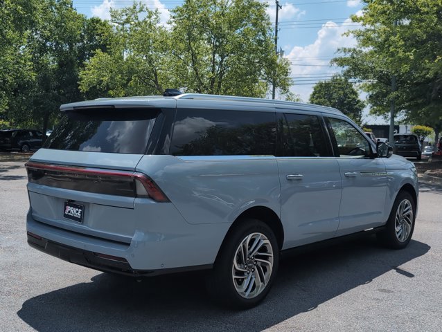 Used 2025 Lincoln Navigator L Reserve image 5