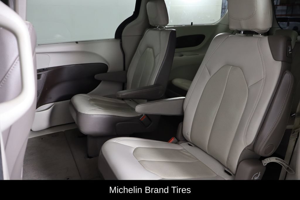 Used 2019 Chrysler Pacifica Touring-L Plus w/ Advanced Safetytec Group FWD image 16