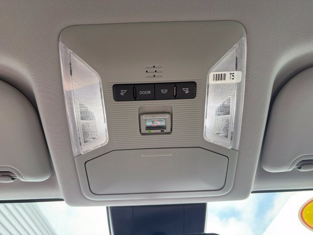 Used 2025 Toyota RAV4 LE AWD/4WD image 22