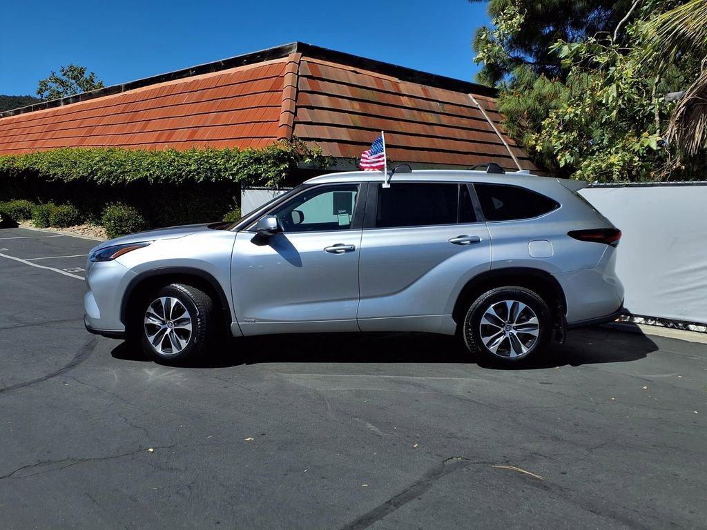 Certified 2025 Toyota Highlander XLE AWD/4WD image 3