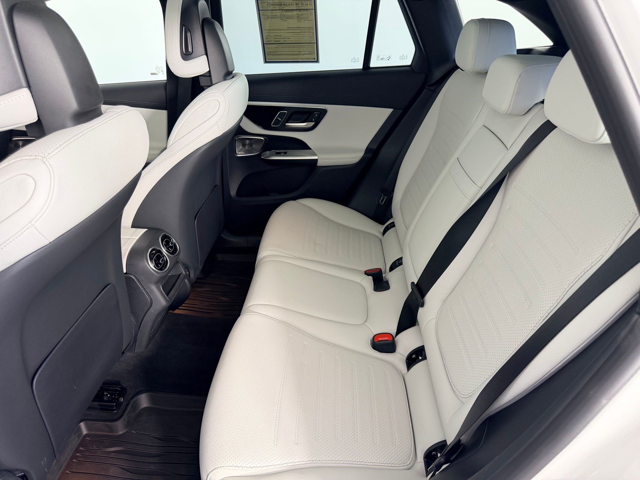 Used 2024 Mercedes-Benz GLC 300 4MATIC image 23