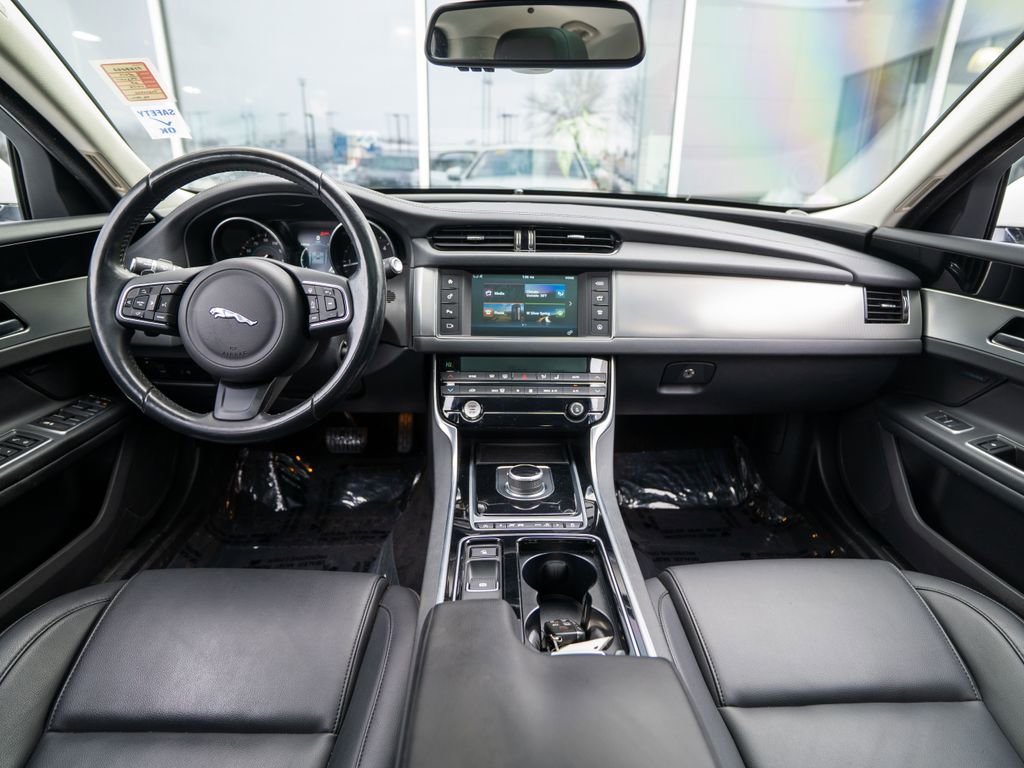 Used 2017 Jaguar XF Premium image 14