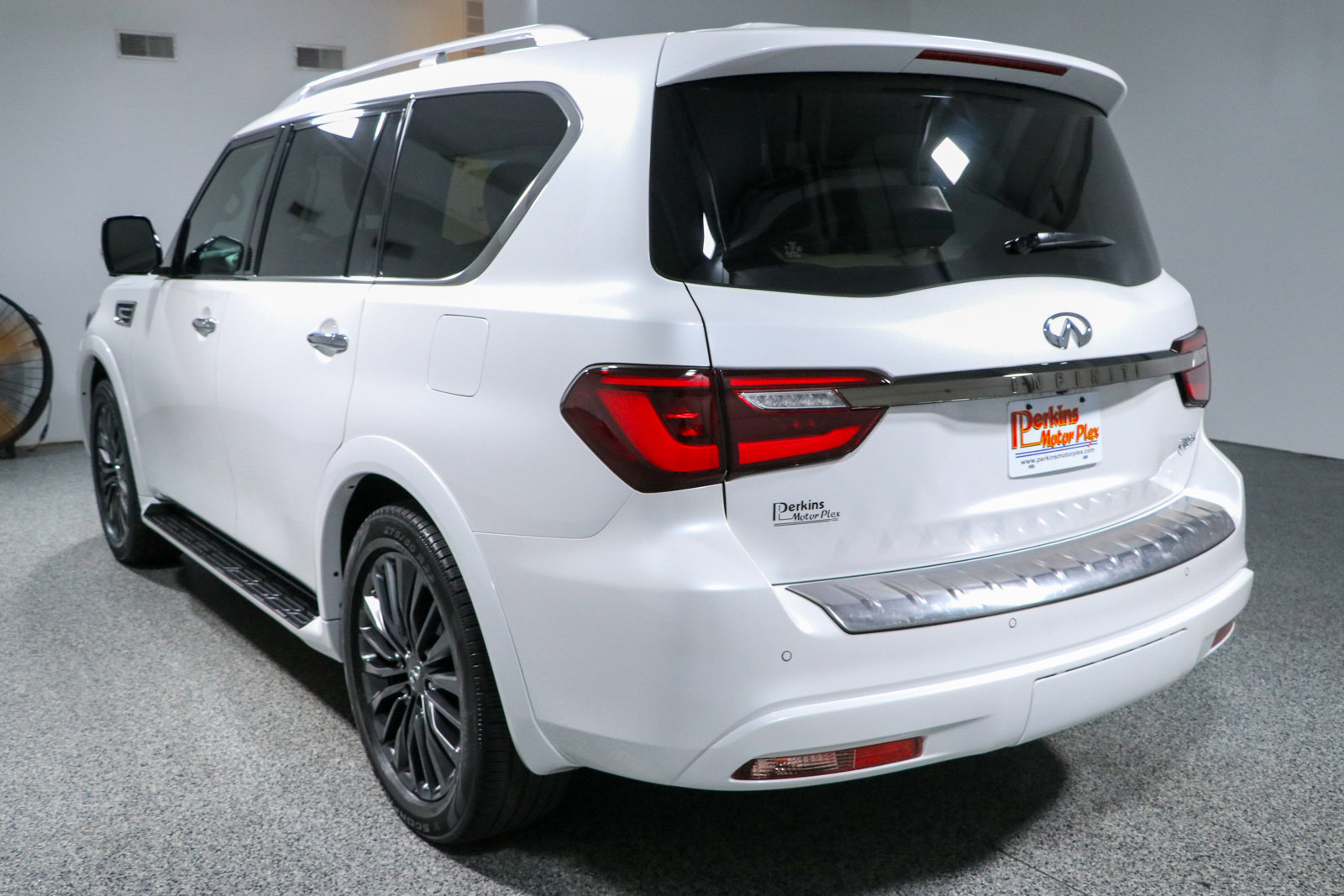 Used 2023 INFINITI QX80 Premium Select w/ Cargo Package RWD image 9