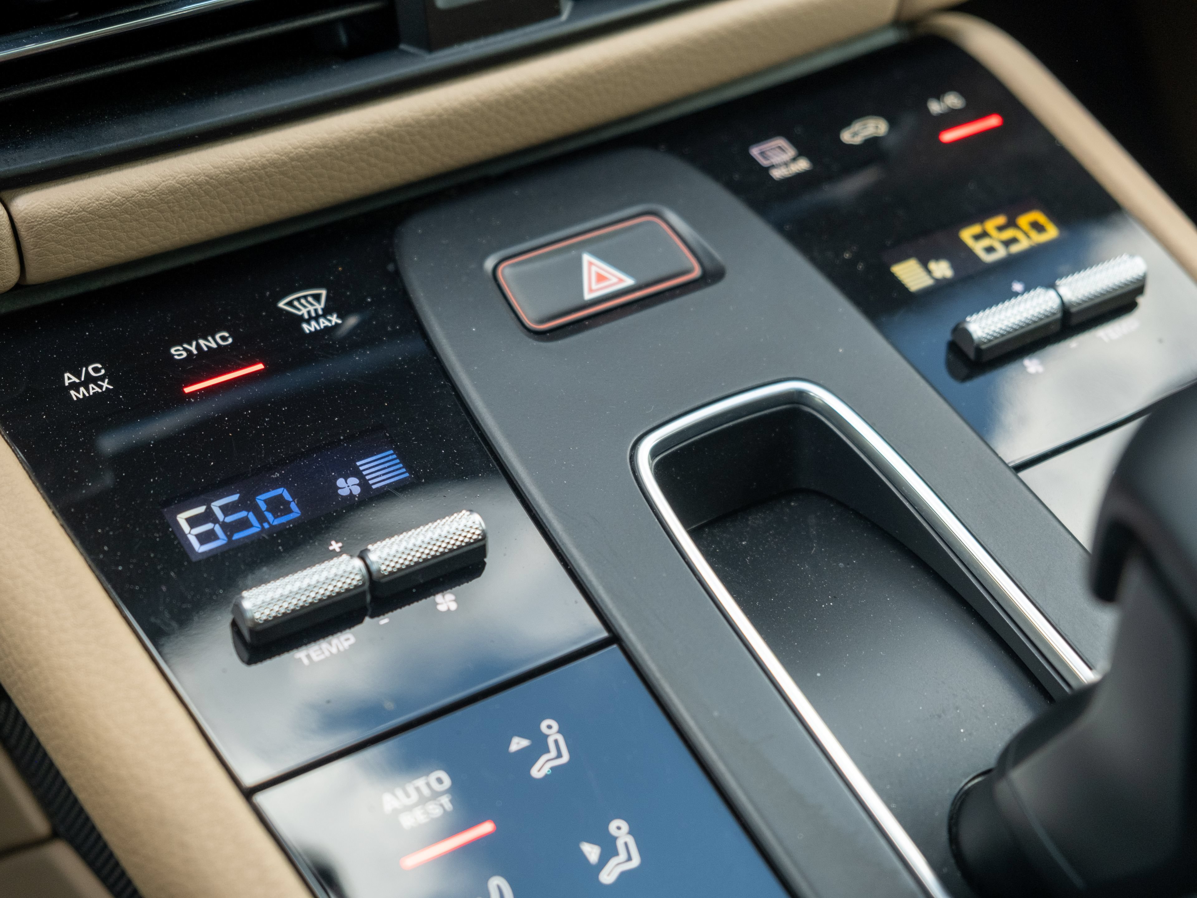 Certified 2024 Porsche Macan AWD/4WD image 29