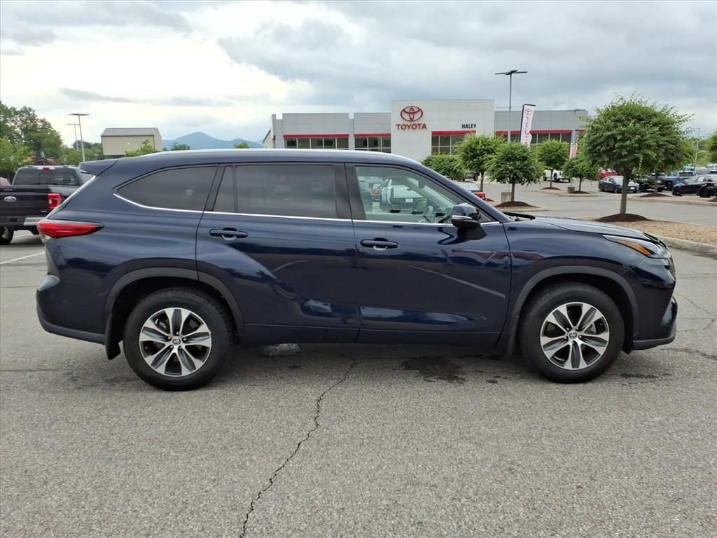 Certified 2021 Toyota Highlander XLE AWD/4WD image 3