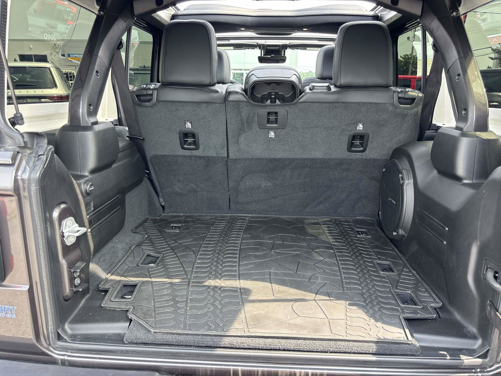 Certified 2025 Jeep Wrangler Unlimited Rubicon w/ Convenience Group AWD/4WD image 15