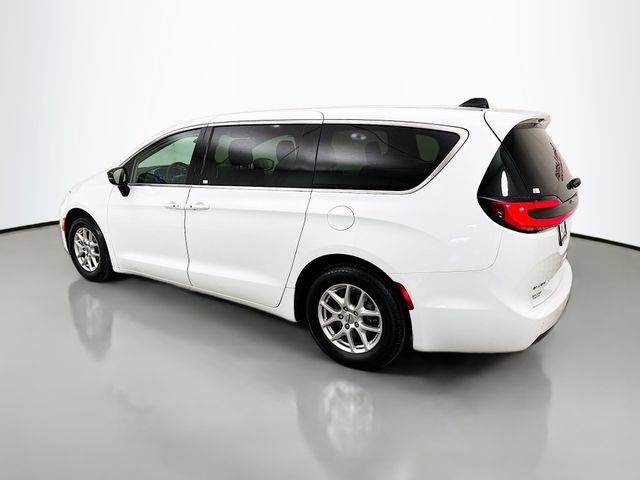 Used 2024 Chrysler Pacifica Touring-L FWD image 5