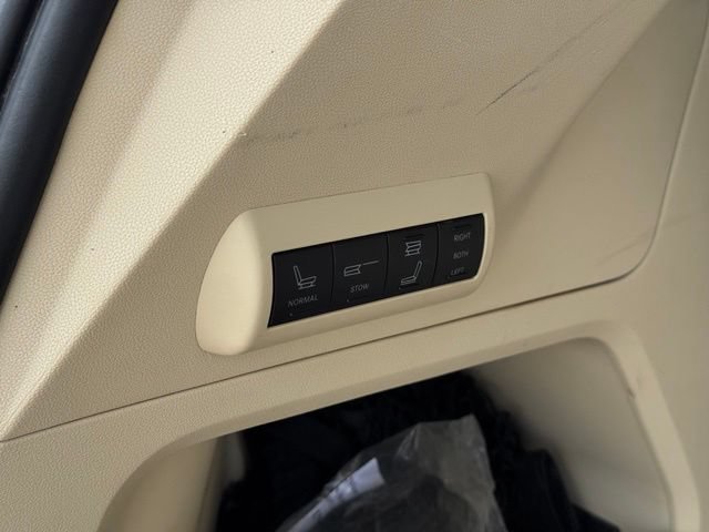 Used 2010 Volkswagen Routan SEL FWD image 42