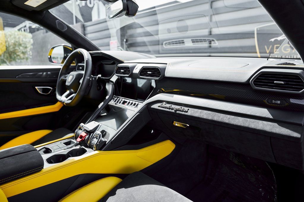 Used 2021 Lamborghini Urus image 40