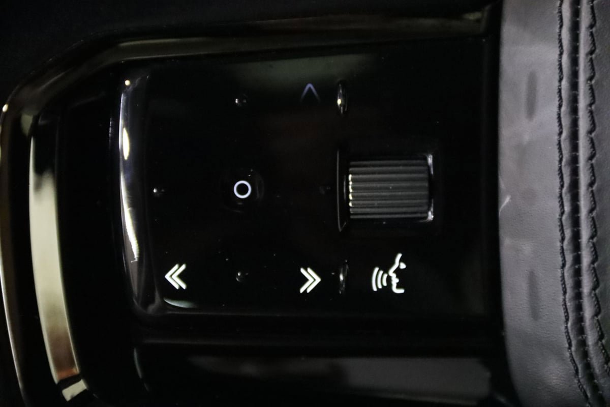 Used 2025 Land Rover Range Rover Velar Dynamic SE AWD/4WD image 16