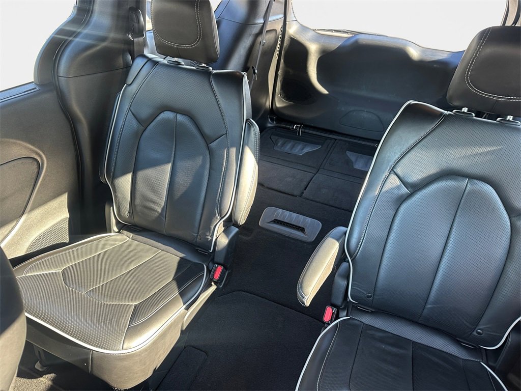 Certified 2025 Chrysler Pacifica Limited image 9