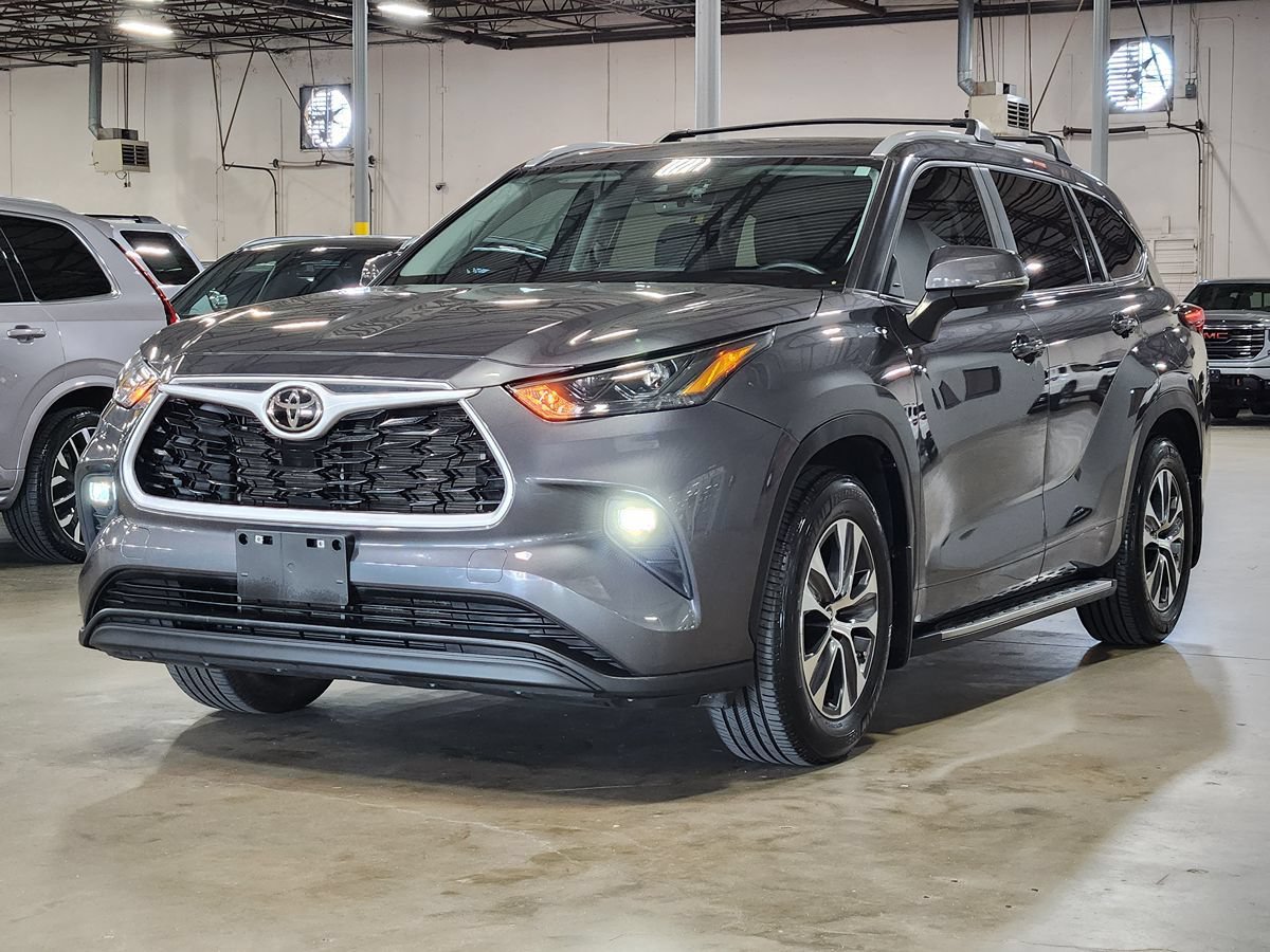 Used 2024 Toyota Highlander XLE FWD image 4