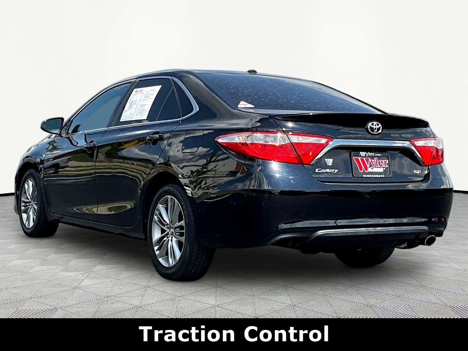 Used 2015 Toyota Camry SE w/ Moonroof Package FWD image 4