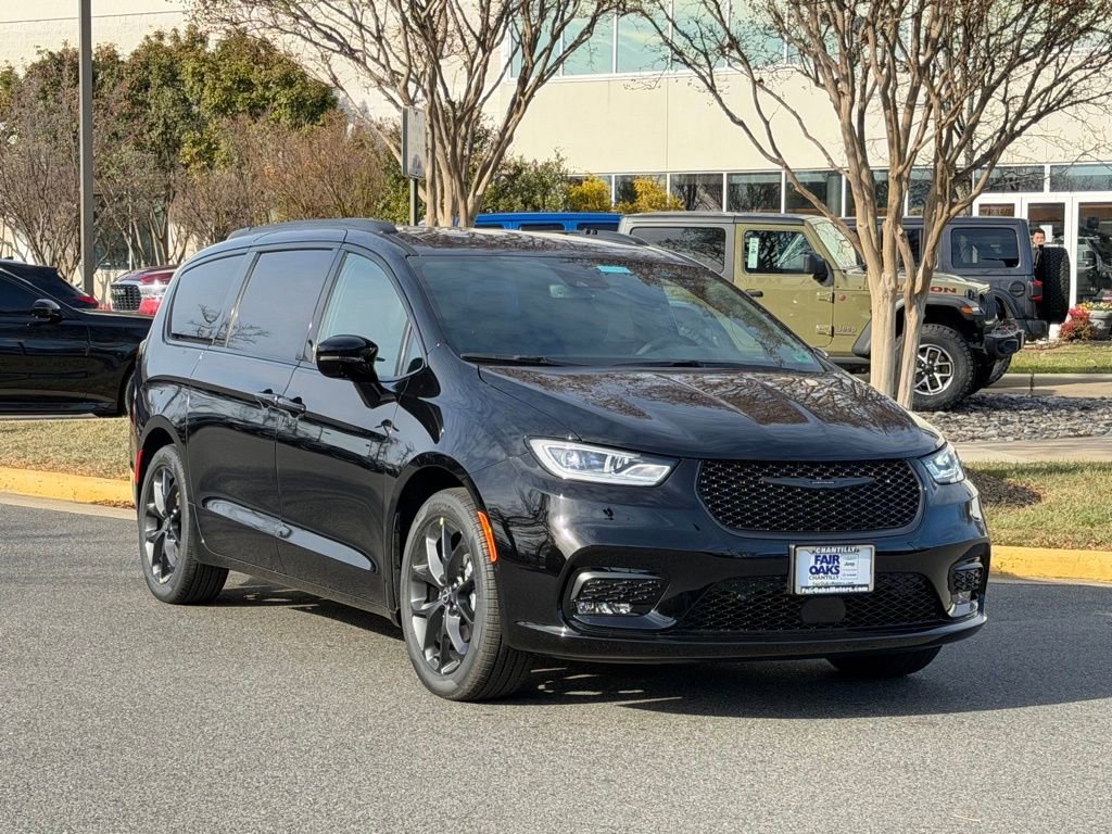 New 2026 Chrysler Pacifica Select